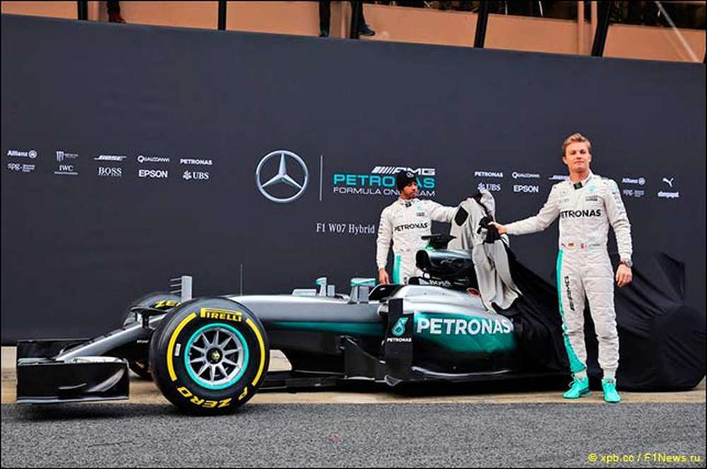 В Mercedes стянули покрывало с W07