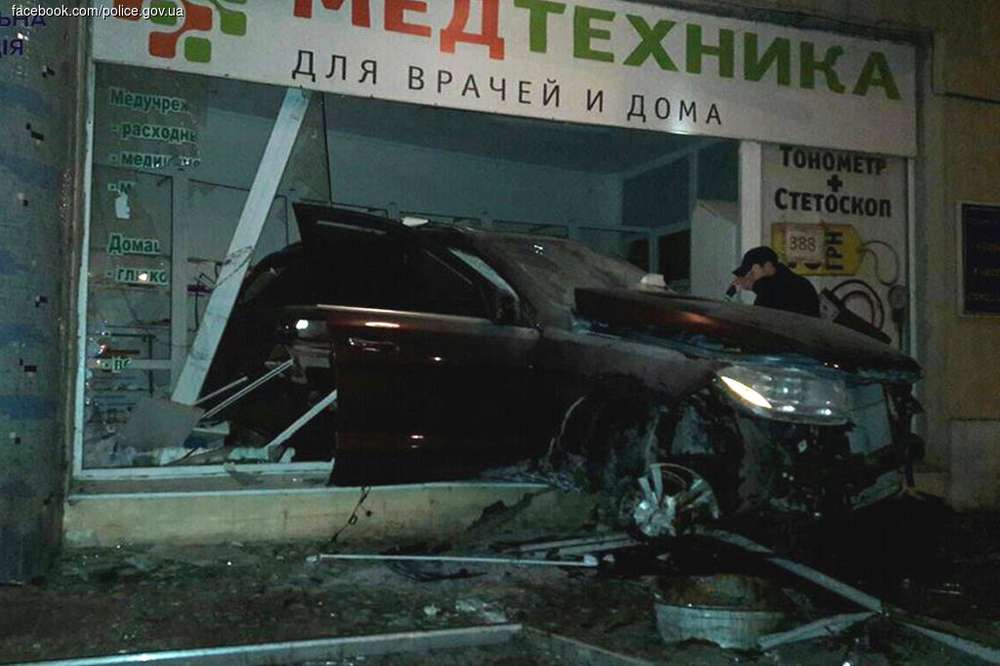 В Одессе пьяный водитель на Mercedes МL-Class влетел в магазин