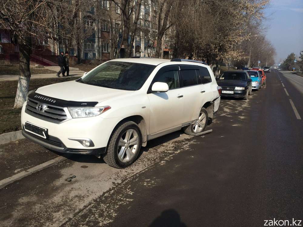 В Алматы водитель Toyota, уворачиваясь от подрезавшей его машины, совершил ДТП