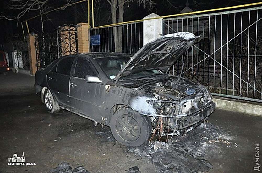 В Одессе неизвестные сожгли автомобиль священника Московского патриархата