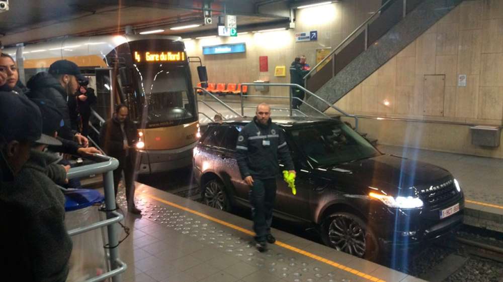 В стиле GTA: нетрезвый водитель Range Rover заехал в метро
