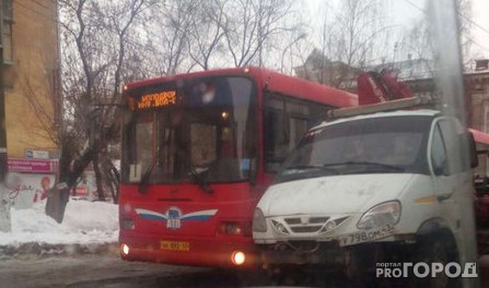 В Кирове снова попал в ДТП эвакуаторщик, уронивший легковушку на Jaguar