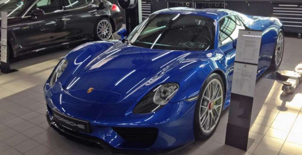 На продажу выставлен Porsche 918 уникального синего цвета