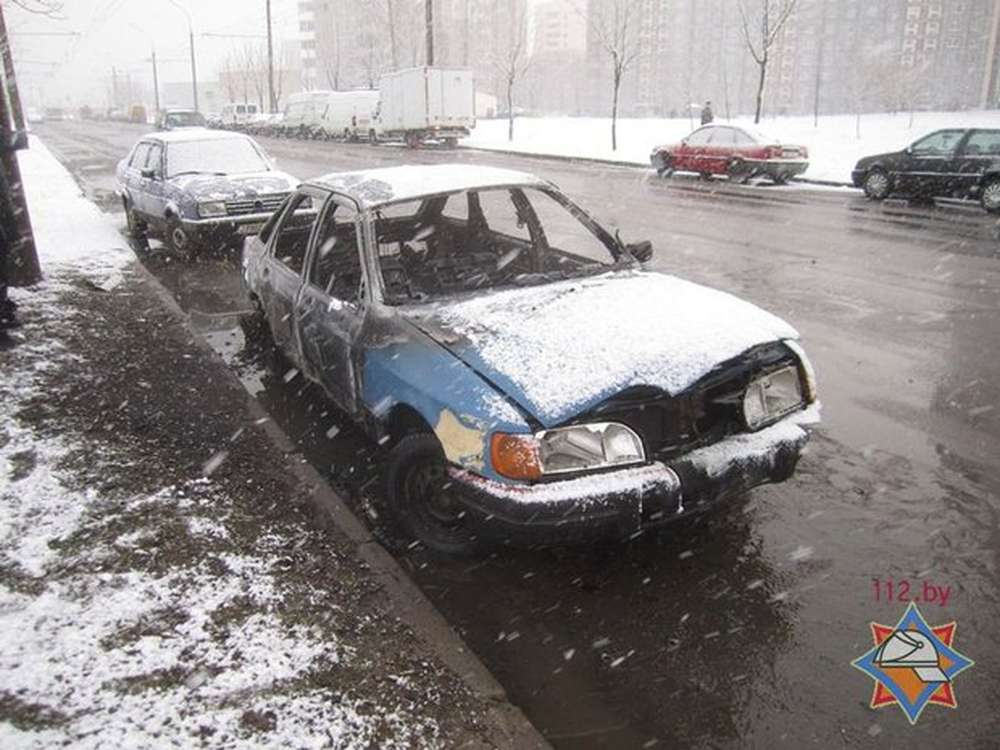 В Минске на улице Есенина подожгли Ford Sierra