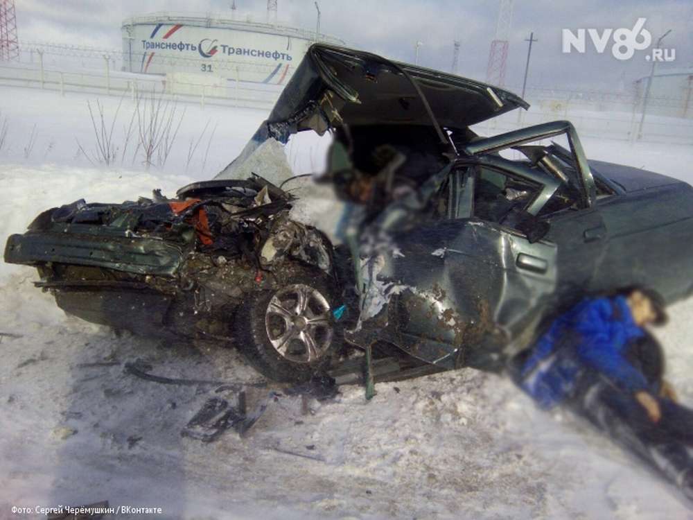 На трассе Стрежевой — Нижневартовск лоб в лоб столкнулись Hummer и Lada