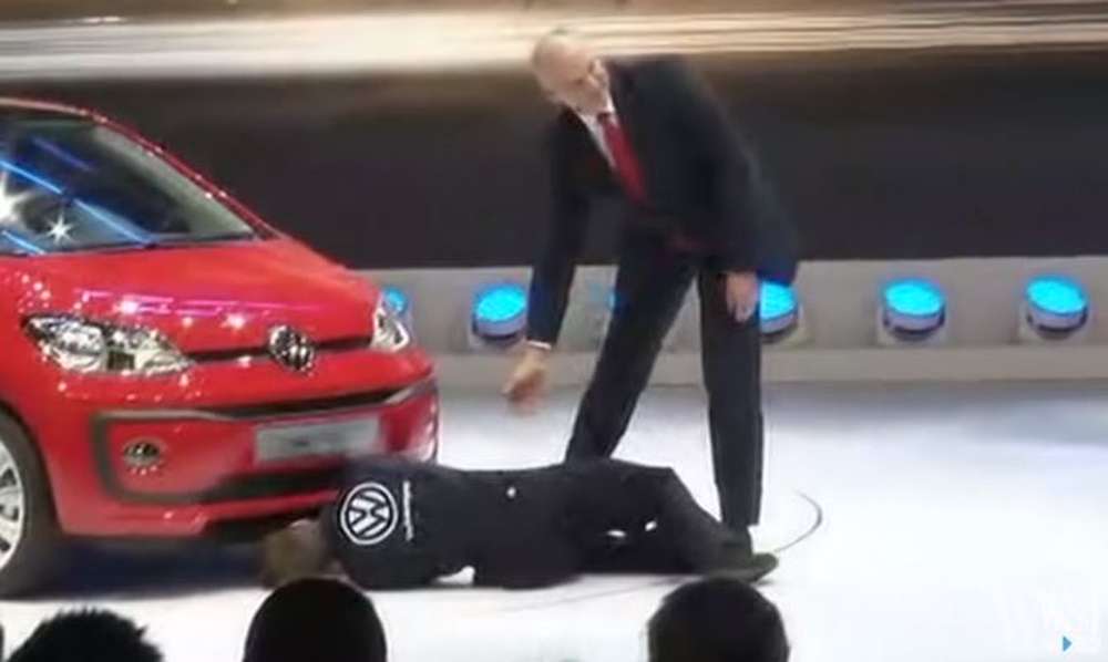 Британский комик в костюме механика прервал презентацию Volkswagen в Женеве