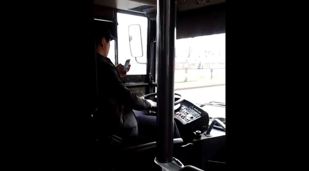 Видео дня: что делают за рулём водители автобусов в Казахстане
