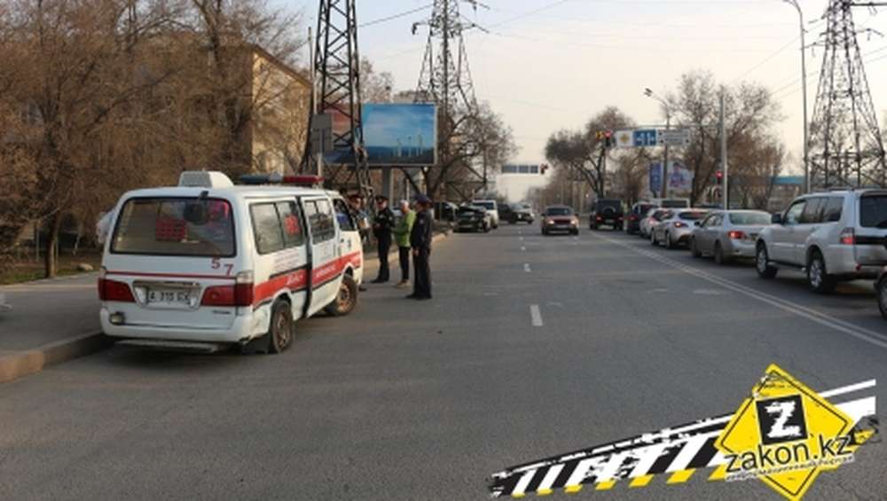 В Алматы в результате ДТП карета скорой помощи опрокинулась на бок