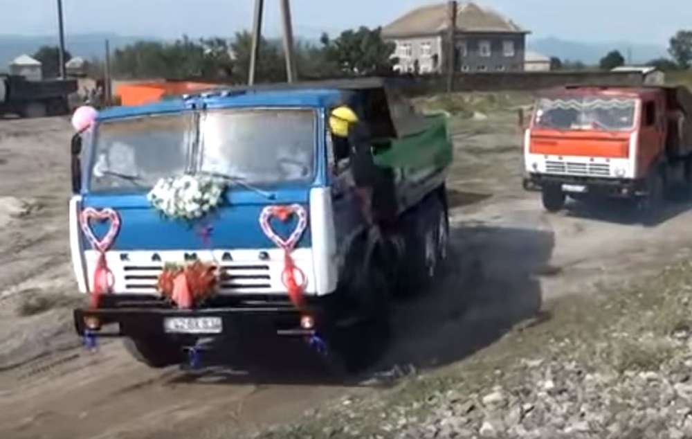 В свадебном кортеже только КАМАЗы