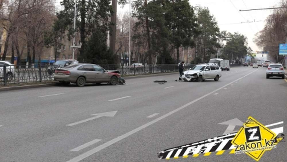 В Алматы два попутных автомобиля столкнулись лоб в лоб