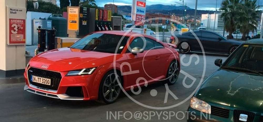 Новое поколение Audi TT RS заметили без камуфляжа