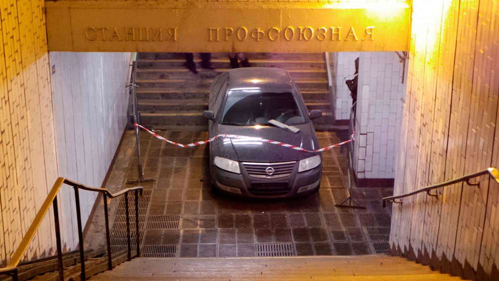 Московские спасатели подняли на поверхность съехавший в подземный переход автомобиль
