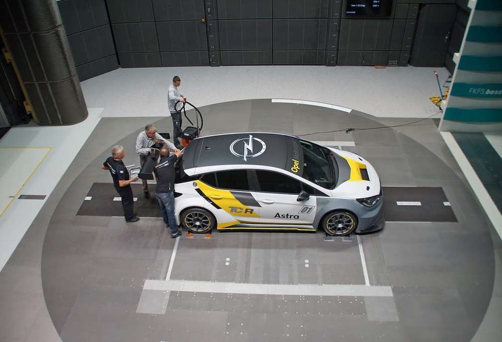 Opel работает над аэродинамикой Astra TCR