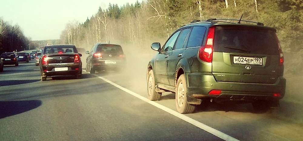 Верховный суд разрешил не уступать дорогу движущимся по обочине автомобилям