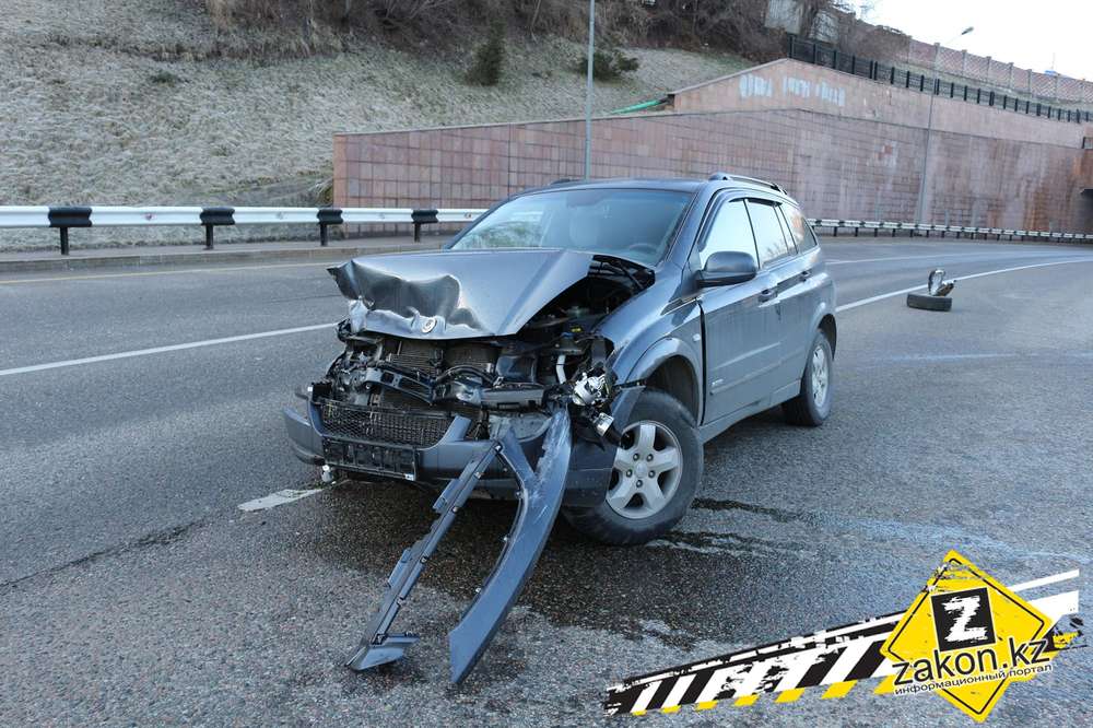 В Алматы SsangYong врезался в отбойник