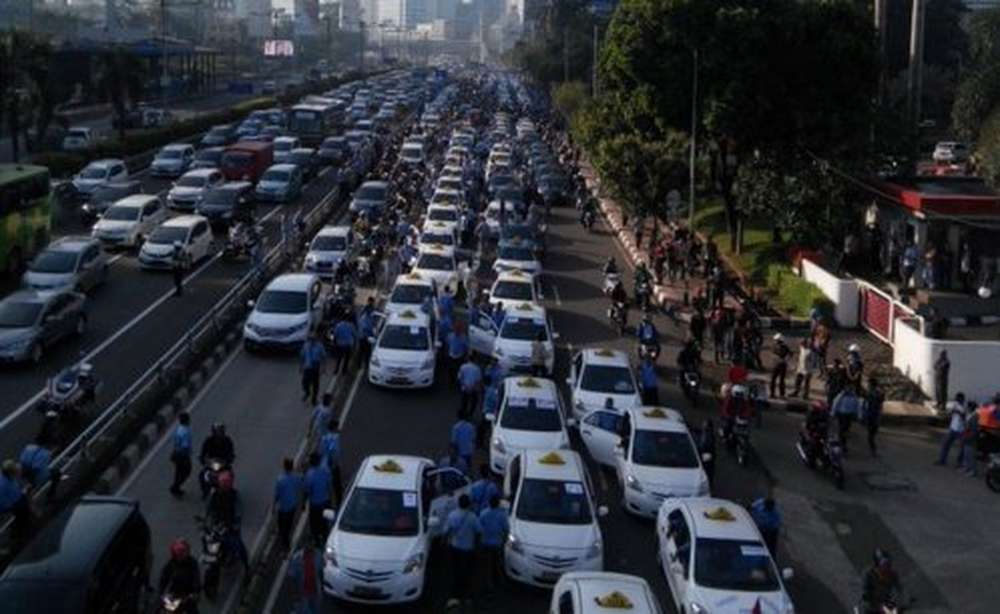 В Джакарте водители такси вышли на улицы с протестом против Uber