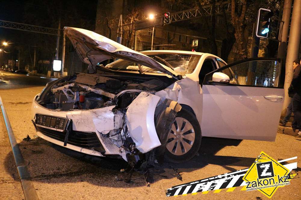 В Алматы произошло мощное столкновение двух автомобилей Toyota