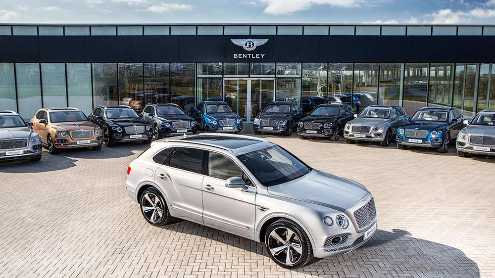 Bentley Bentayga передали первым владельцам