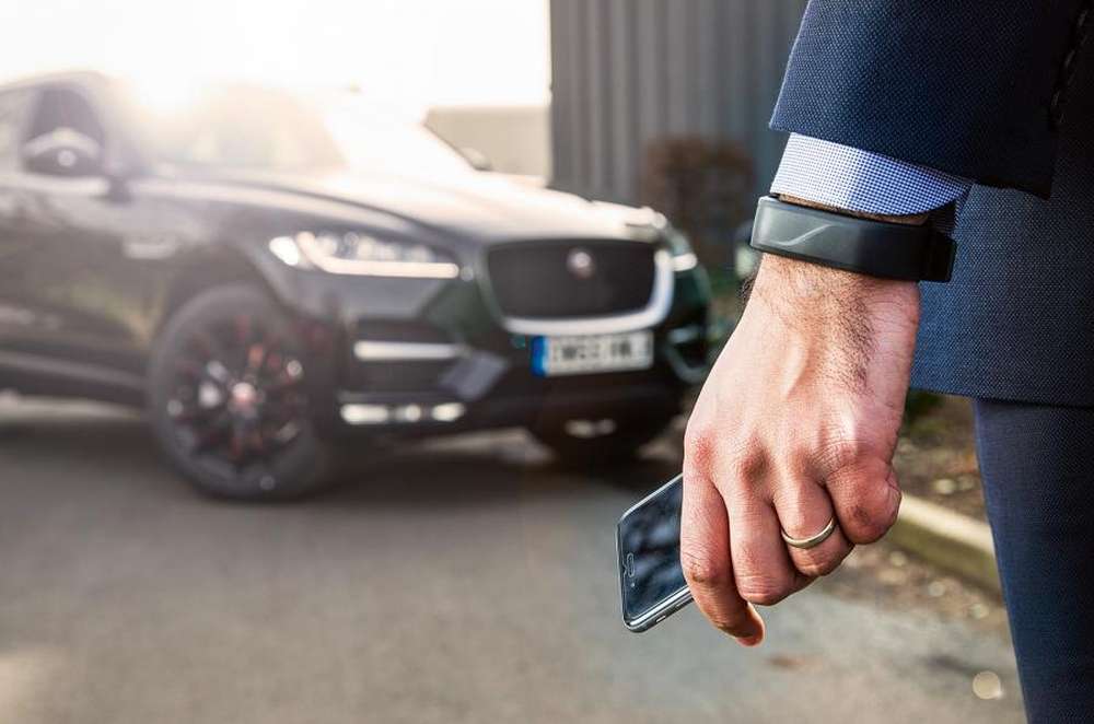 Владельцы Jaguar смогут управлять своими машинами с помощью часов