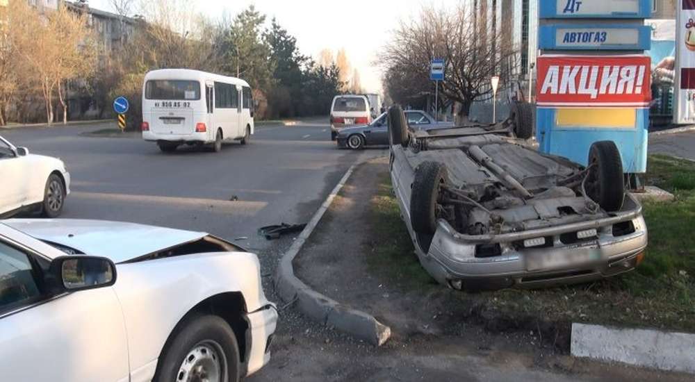 2 человека пострадали в ДТП с перевернутым авто в Алматы