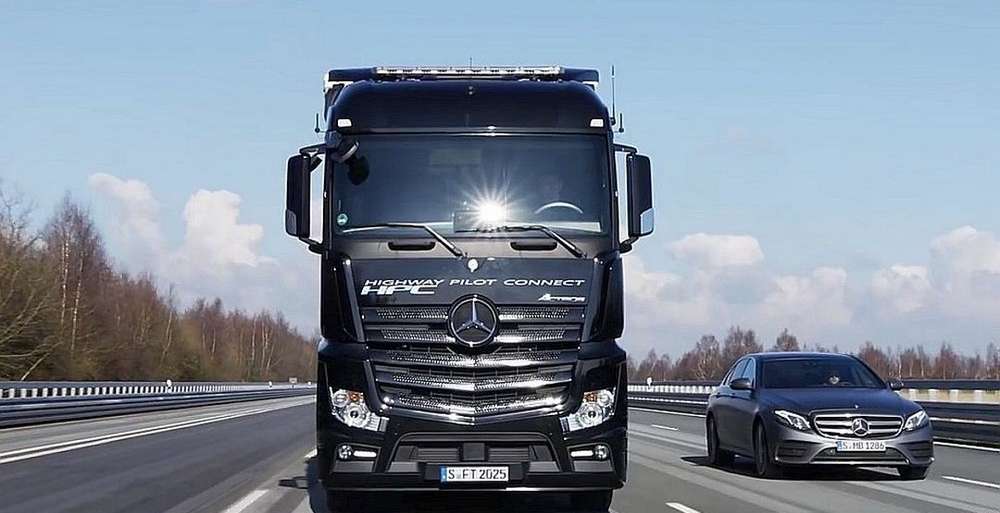 Daimler провел дорожные испытания колонны беспилотных грузовиков