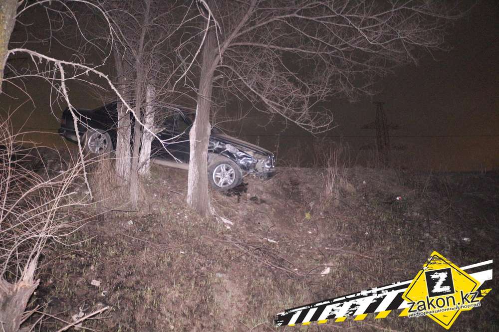 Mercedes, избегая столкновения с КамАЗом, врезался в дерево и повис над обрывом