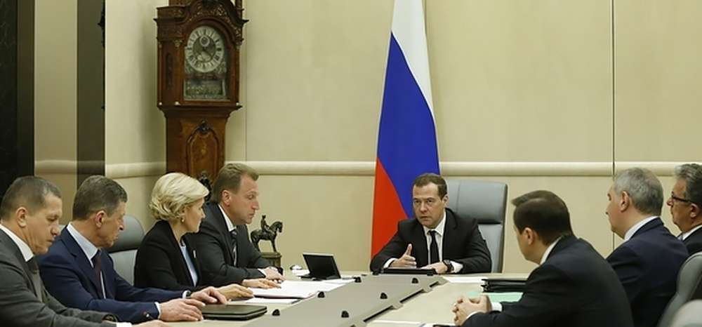 Медведев поручил широко обсудить понятие «опасное вождение»