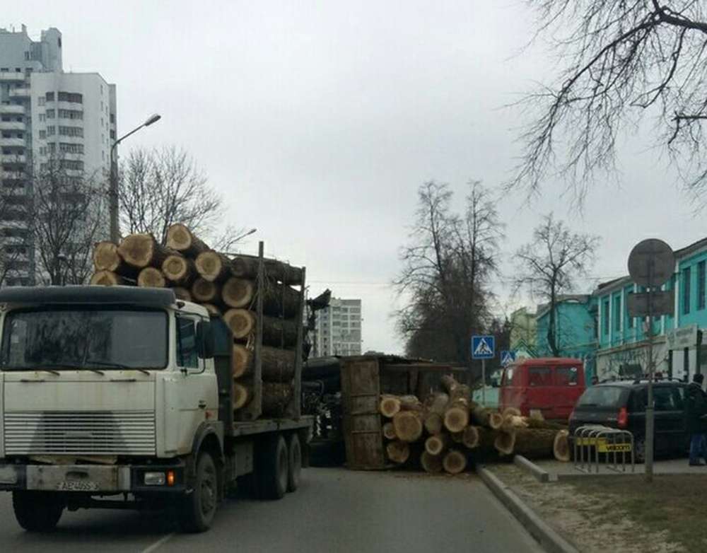 В Гомеле перевернулся прицеп лесовоза: бревна рухнули на припаркованные автомобили