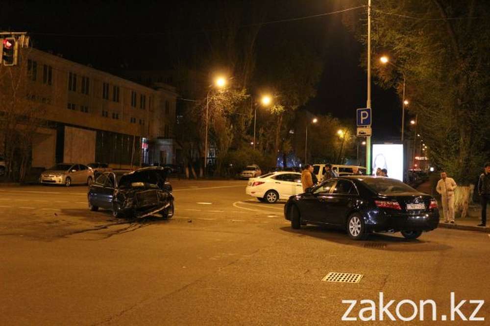 В Алматы на Богенбай батыра столкнулись Audi и Toyota