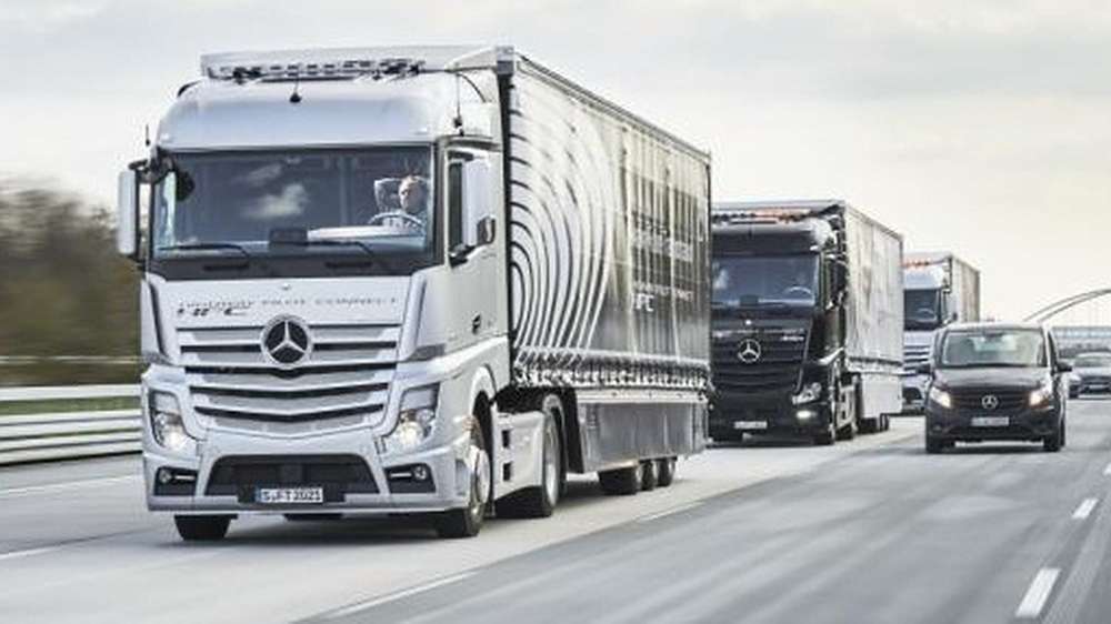Робогрузовики Mercedes проехали из Штутгарта в Роттердам