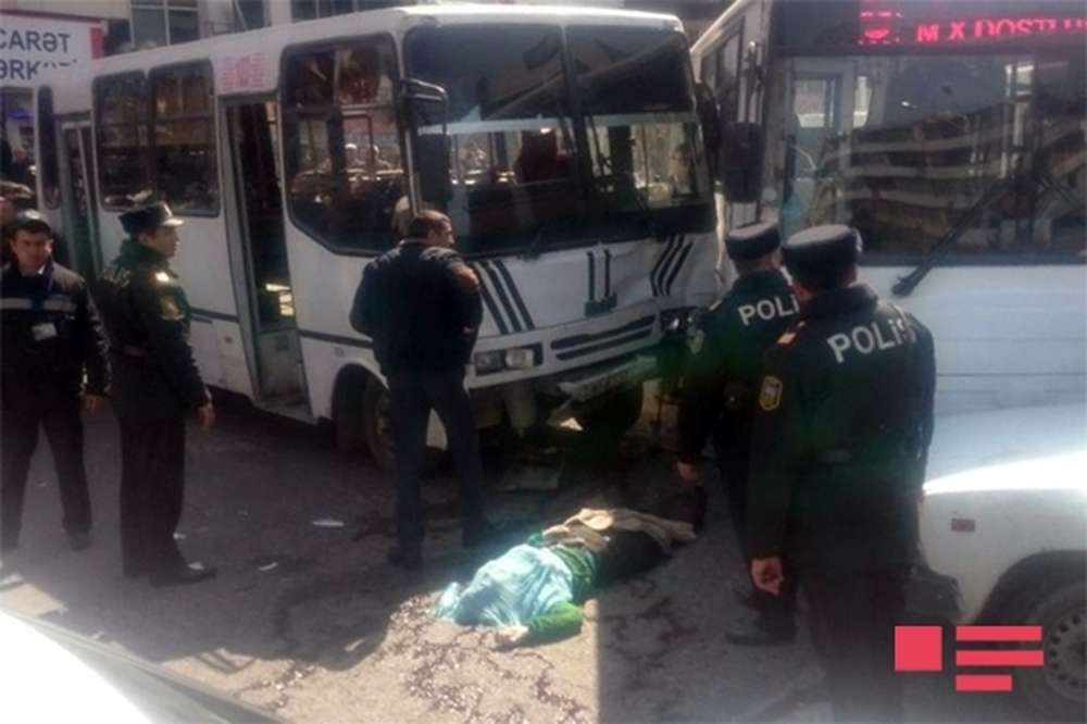 В Баку столкнулись два пассажирских автобуса, один человек погиб и девять ранены