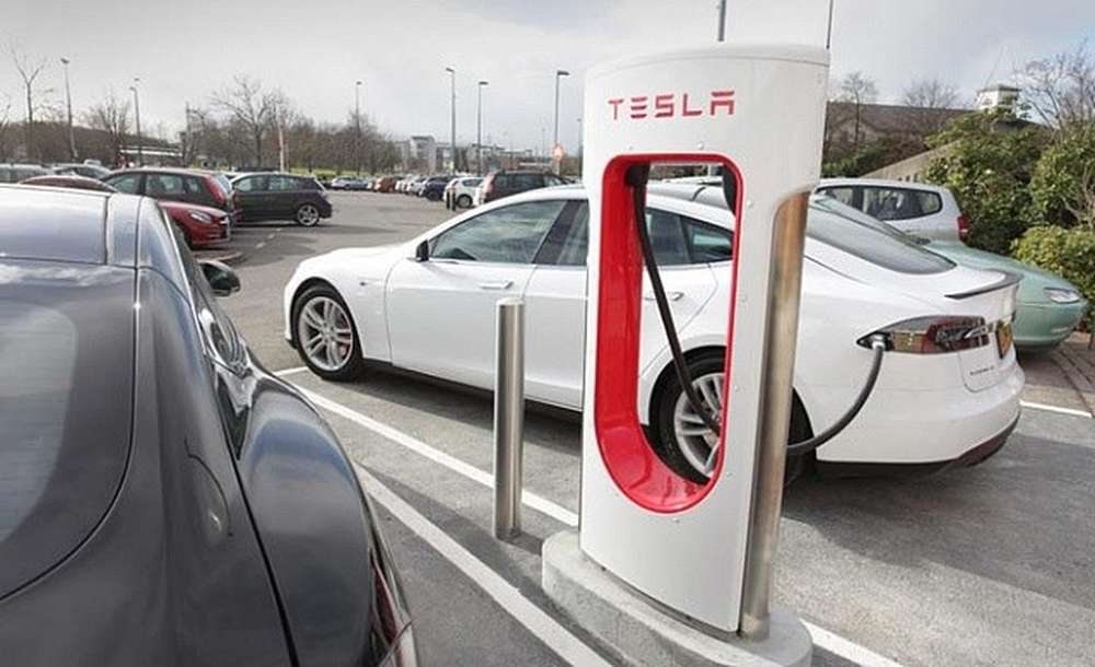 Tesla Motors планирует открыть в России электрозаправки в 2016 году