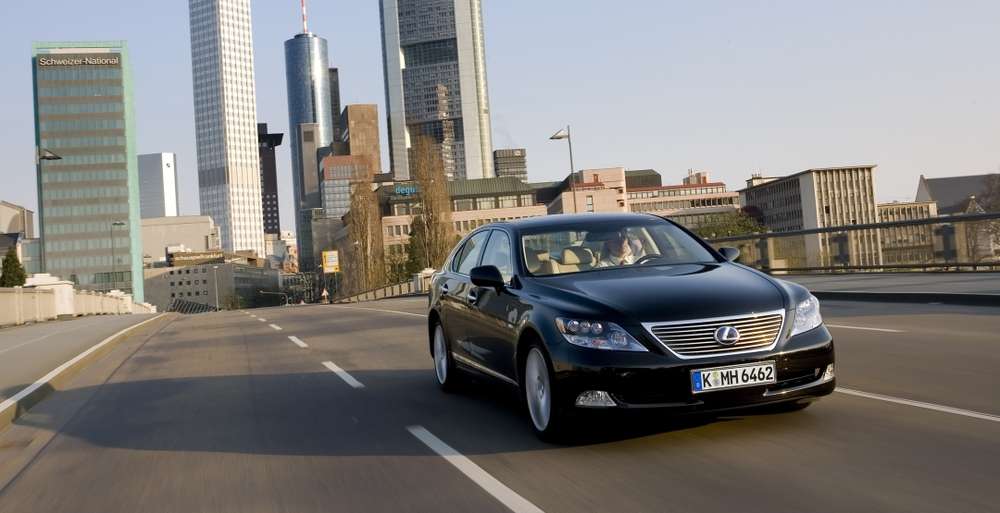 Lexus лидирует по продажам автомобилей класса "люкс" на рынке США