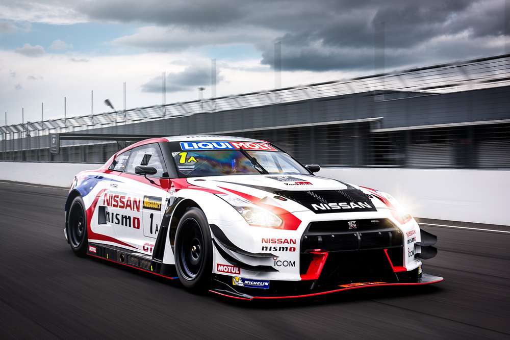 Nissan уместил сборку гоночного GT-R в три минуты