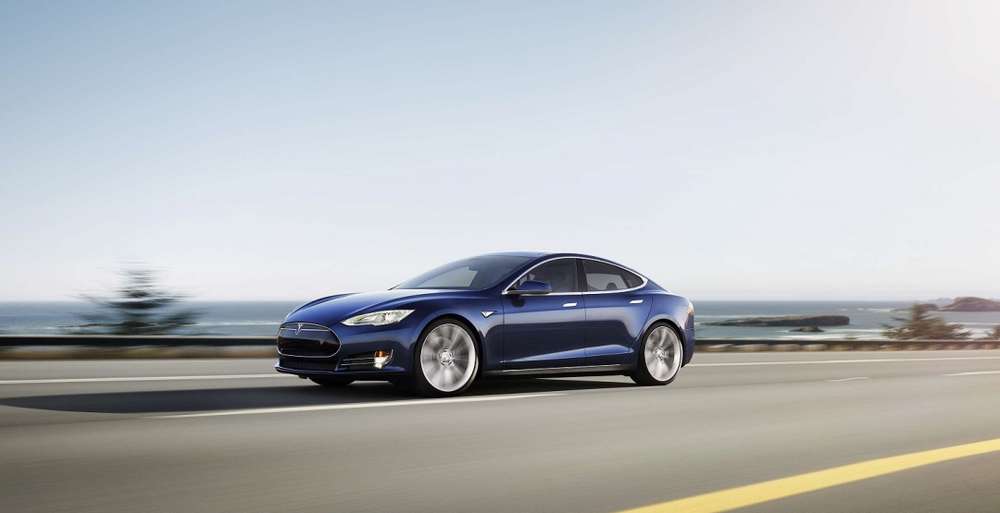 Автопилот Tesla Model S спас водителя от столкновения с грузовиком