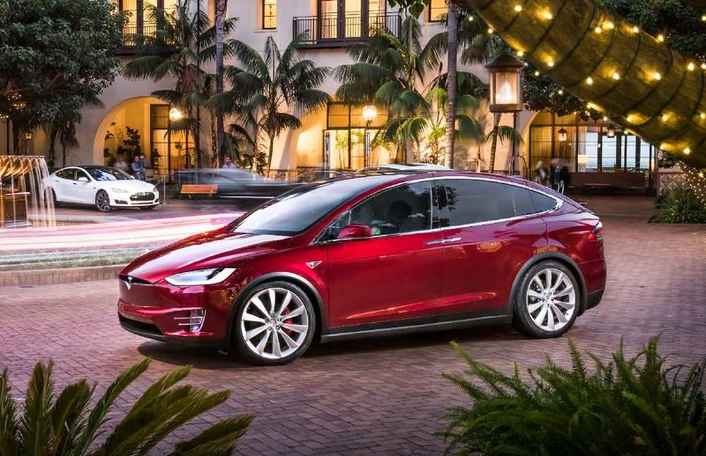 Tesla Model X подвела галерка — объявлен отзыв