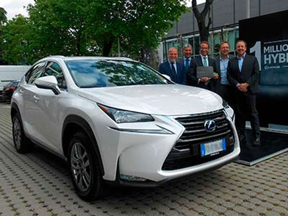 Lexus продал миллионный гибридный автомобиль