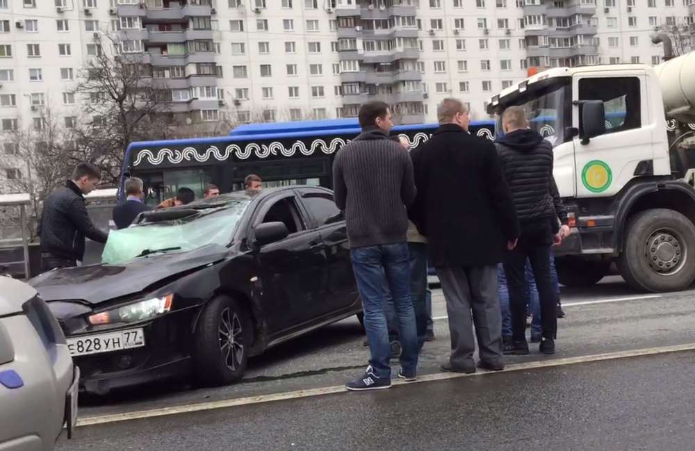 На Кутузовском проспекте столкнулись два автобуса и четыре машины