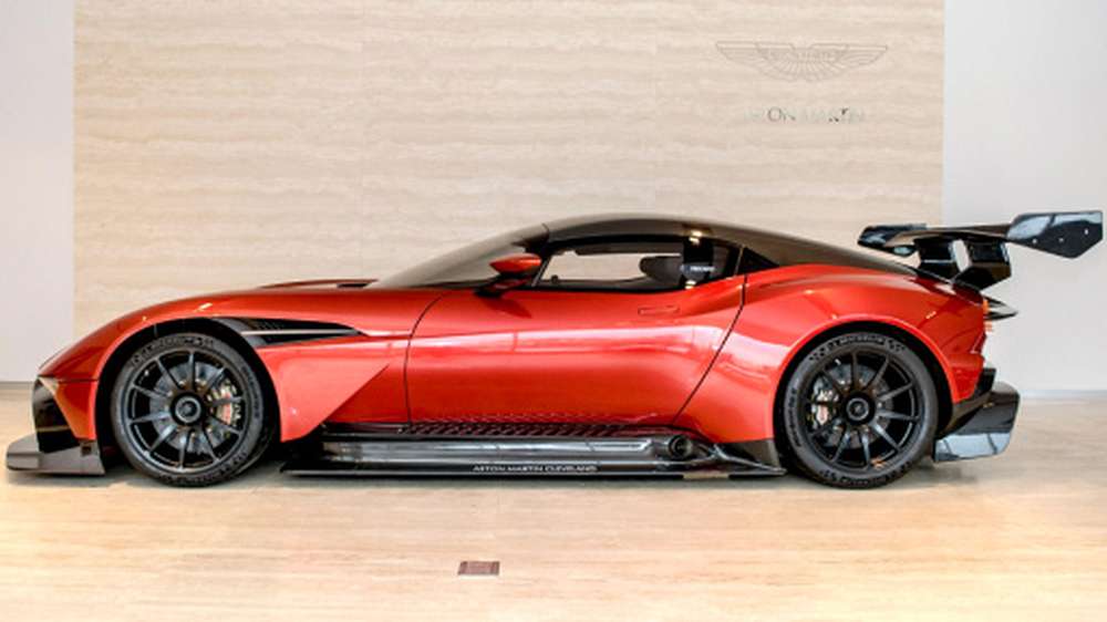 Часть суперкаров Aston Martin Vulcan сделают дорожными