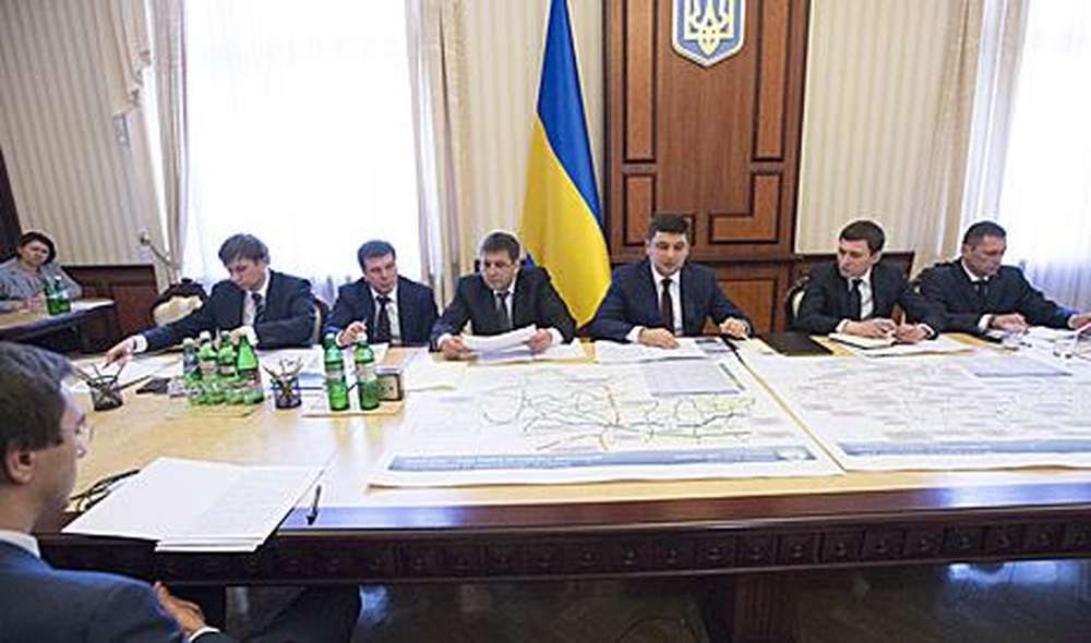 Гройсману рассказали о необходимости ремонта 97% автомобильных дорог Украины