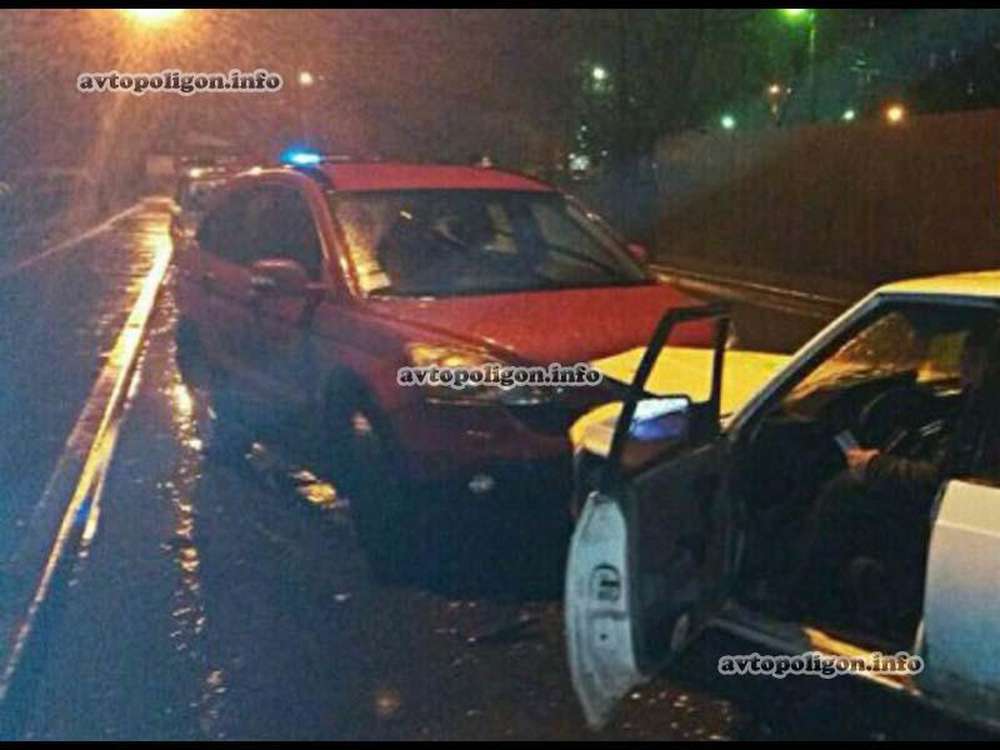 ДТП в Киеве: пьяный водитель Москвича с женщинами на капоте протаранил Honda