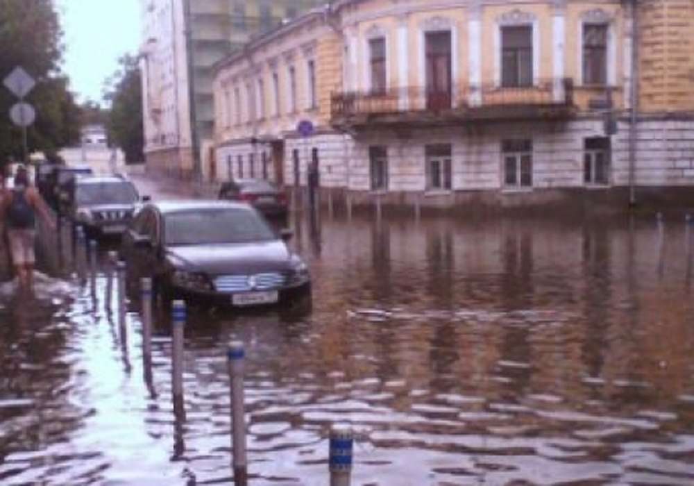 Омск застрял в 10-балльных пробках из-за сильнейшего ливня