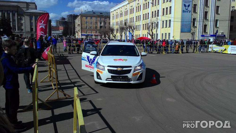 В Кирове на ралли автомобиль въехал в толпу зрителей