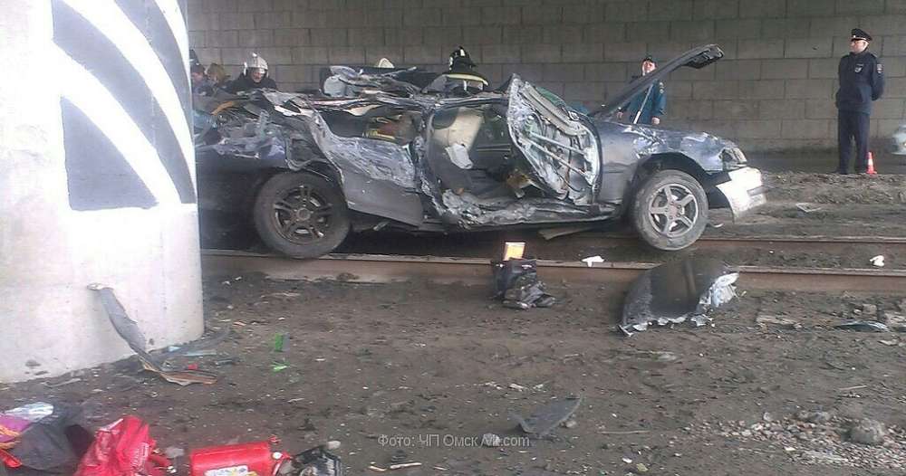 В Омске при наезде автомобиля на бетонную лестницу погибли четыре человека