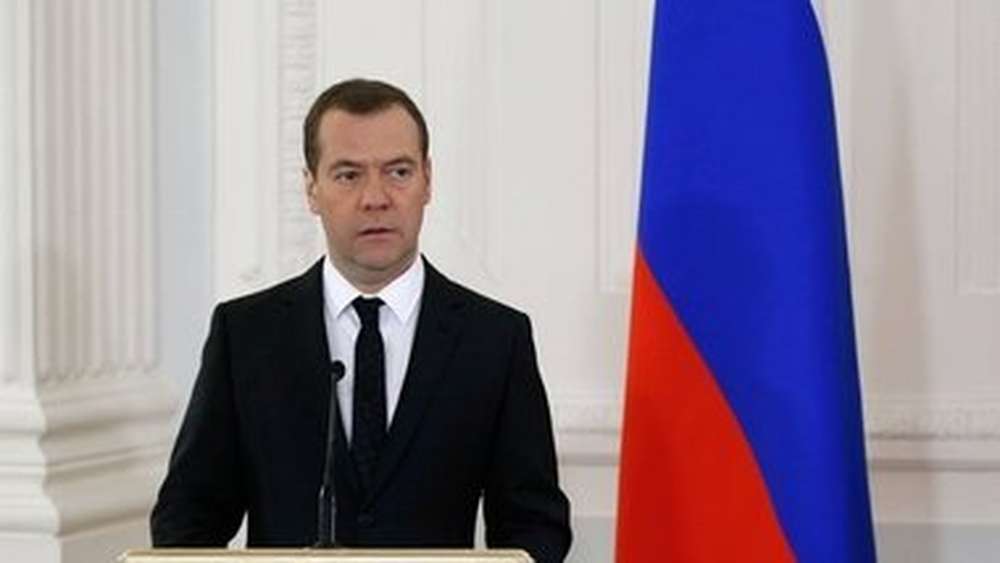 Медведев рассказал для чего во время рабочих поездок часто садится за руль