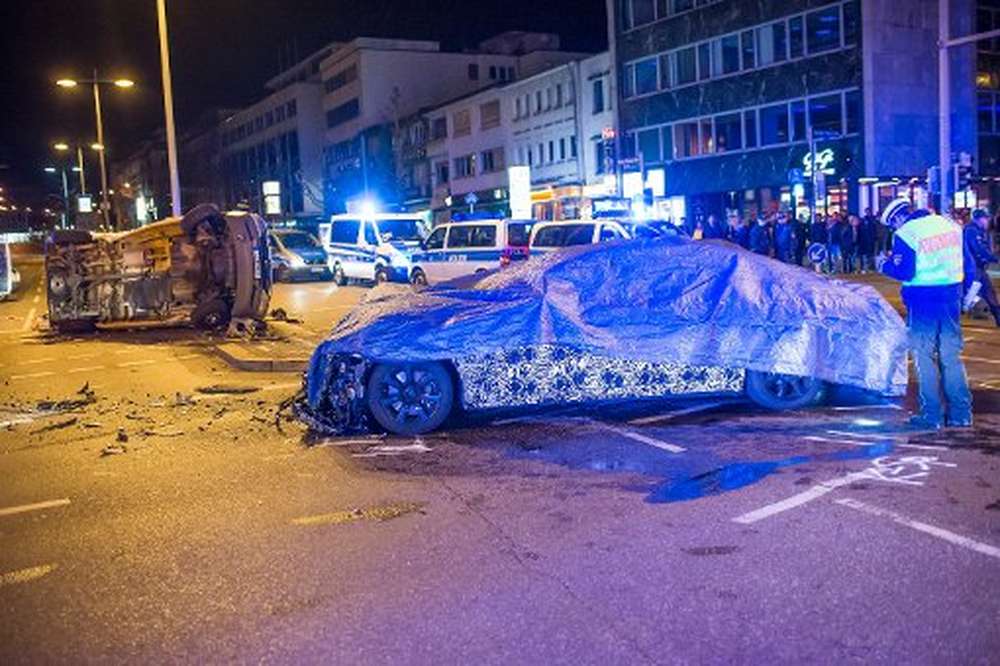 Новая модель BMW, протаранивши полицейскую машину, полостью провалила тест-драйв