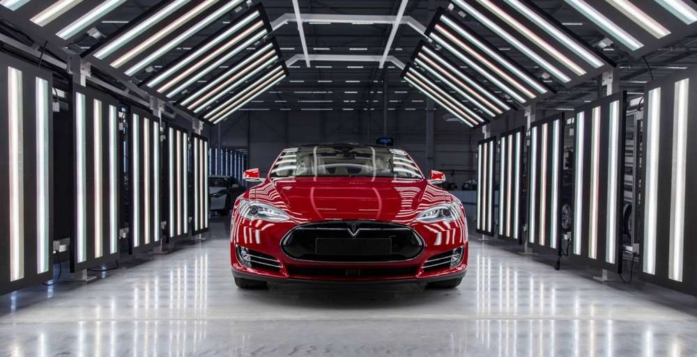 Концерн Tesla столкнулся с нехваткой опытных инженеров