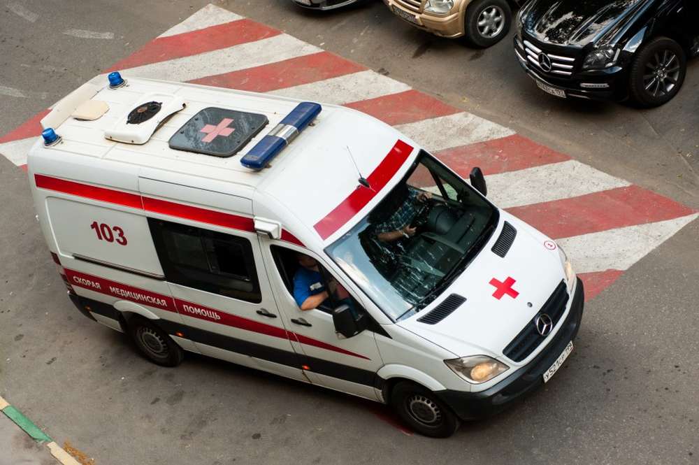 На северо-западе Москвы в ДТП с двумя авто пострадал байкер