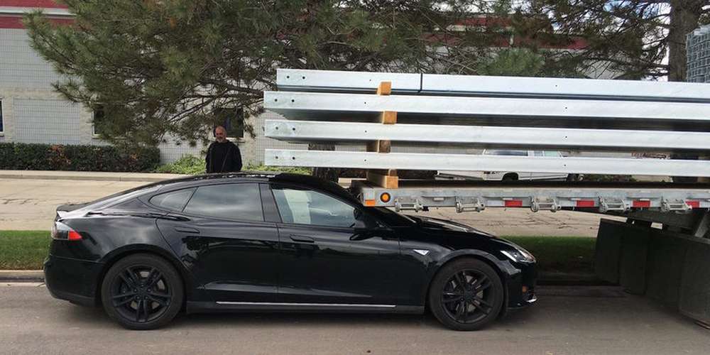 Восстание машин: покинутая водителем Tesla устроила ДТП