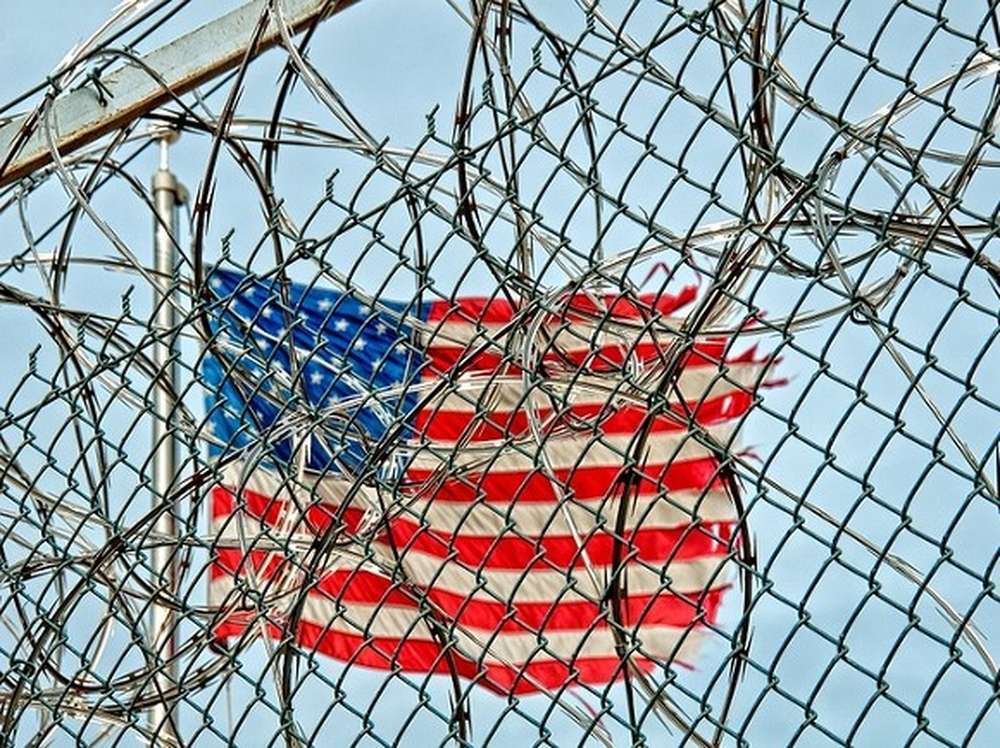 В Петербурге женщина закрылась в машине у консульства США из-за визы